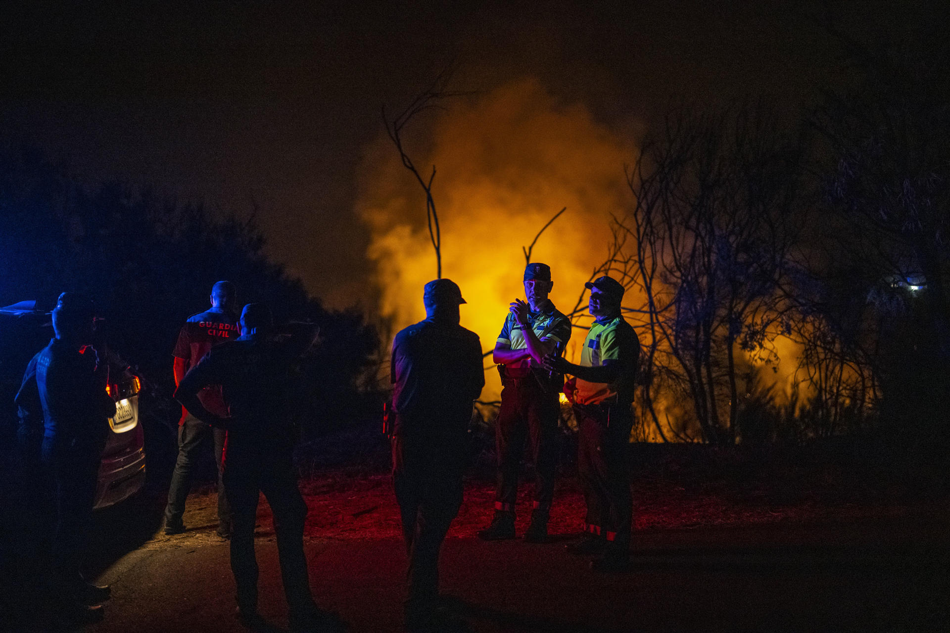 En Vilardevós, la Unidad Militar de Emergencias se ha movilizado este sábado para luchar contra un incendio que, según las últimas estimaciones de la Xunta, que ha decretado el nivel 2 de emergencia por su proximidad a núcleos de población, afecta a 500 hectáreas. EFE/Brais Lorenzo
