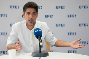 El portavoz de Comuns en el Parlamento de Cataluña, David Cid, analiza en una entrevista con la Agencia EFE la evolución de la legislatura catalana y el papel que está jugando Junts como principal partido de la oposición. EFE/Enric Fontcuberta