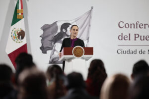 La presidenta de México, Claudia Sheinbaum, asiste a una rueda de prensa este martes, en Palacio Nacional de la Ciudad de México (México). EFE/ José Méndez