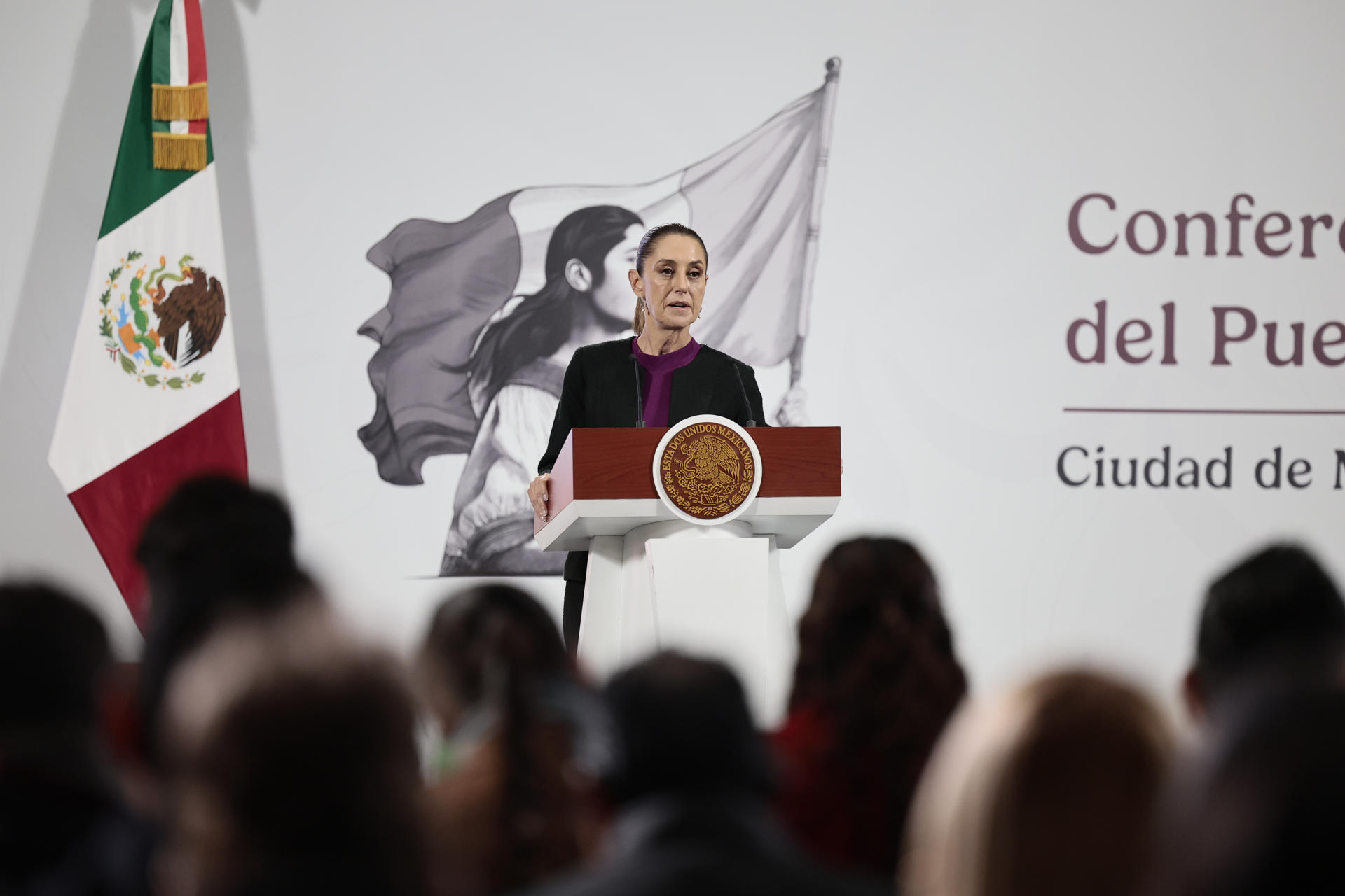 La presidenta de México, Claudia Sheinbaum, asiste a una rueda de prensa este martes, en Palacio Nacional de la Ciudad de México (México). EFE/ José Méndez