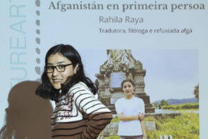 La traductora, filóloga y refugiada afgana Rahila Raya durante una conferencia que pronunció en marzo último sobre la realidad de las mujeres en su país este martes en el Colegio Mayor Arosa de Santiago de Compostela. EFE/ Xoán Rey.