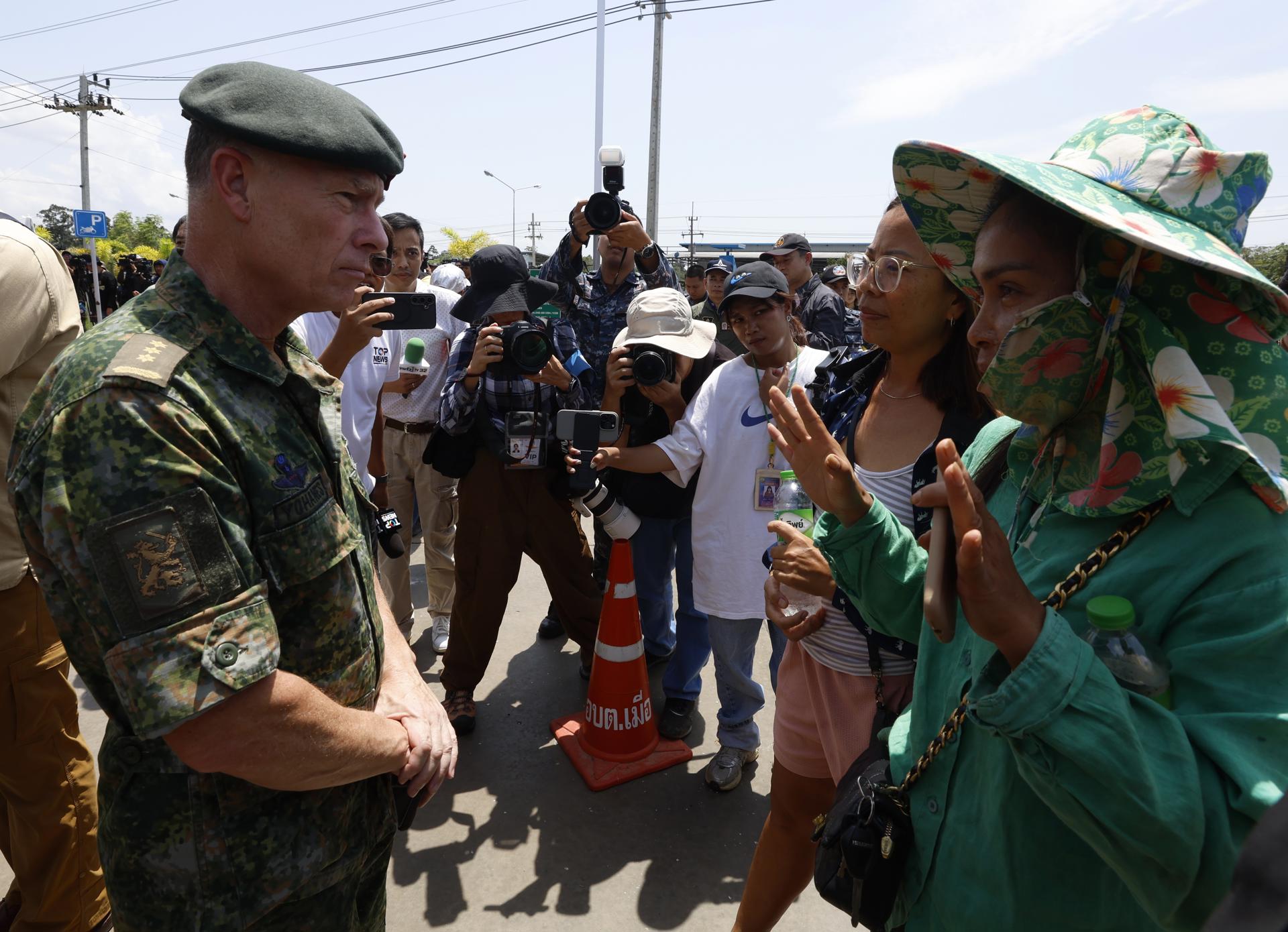 Kantharalak (Thailand), 01/08/2025.- El agregado de Defensa holandés, coronel Norbert Johannes Moerkens, habla con algunas personas que presenciaron los ataques de Camboya de la semana pasada. EFE/EPA/NARONG SANGNAK