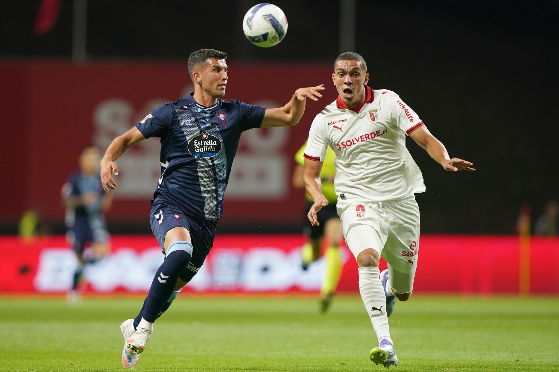 Carlos Domínguez (I) durante partido amistoso que disputó el Celta contra el Sporting de Braga portugués, el pasado 19 de julio. EFE/EPA/HUGO DELGADO