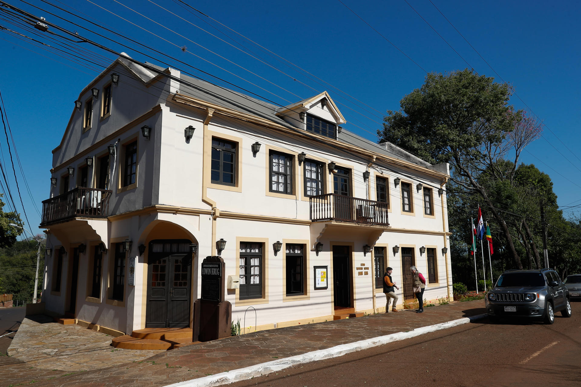 Fotografía de la fachada del Centro Histórico Cultural Edwin Krug el 28 de agosto de 2025 en Hohenau (Paraguay). EFE/Juan Pablo Pino