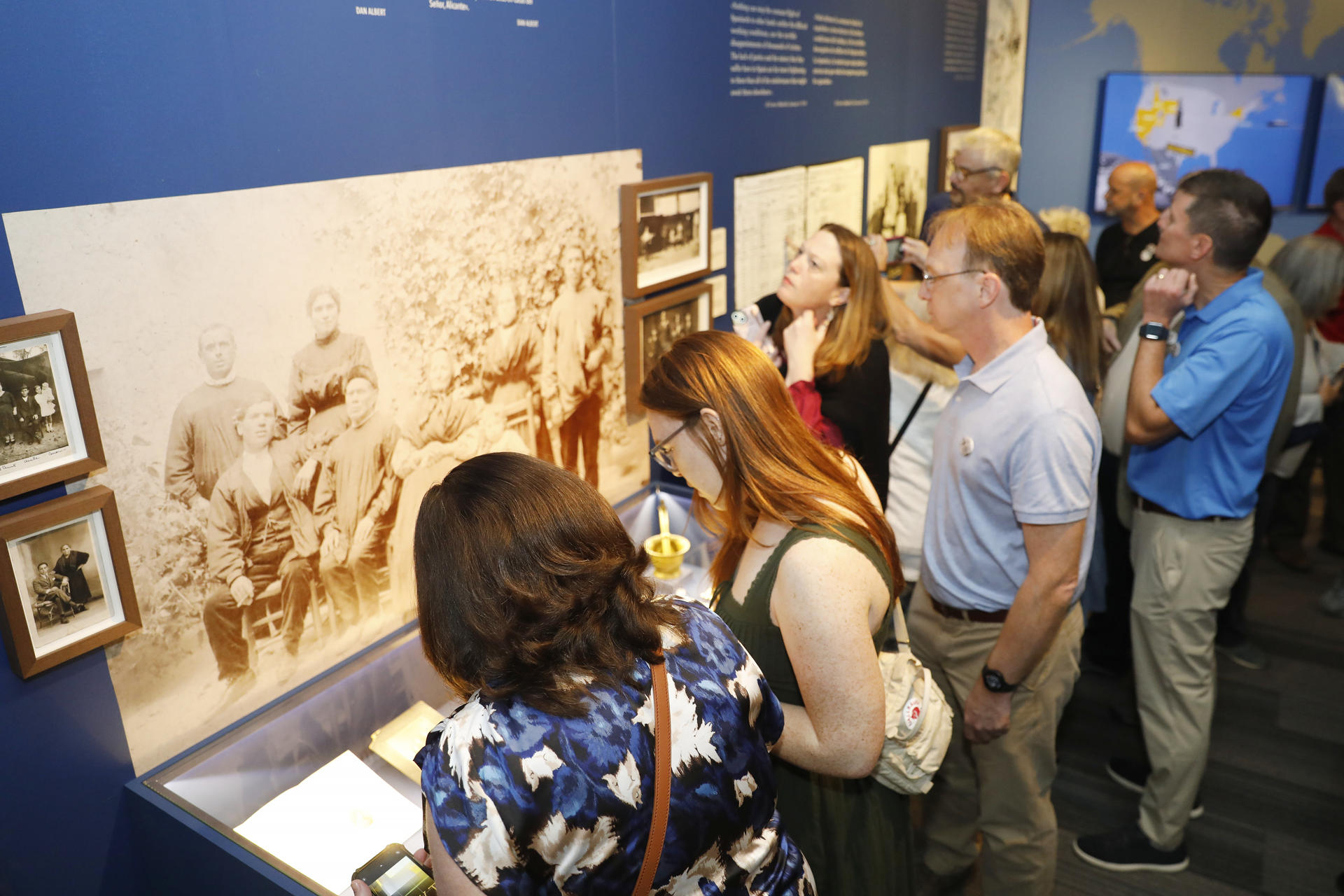 Fotografía cedida por la Fundación Consejo de España-EEUU que muestra asistentes a la exposición 'Emigrantes invisibles' este miércoles, en Miami (Estados Unidos). EFE/ Fundación Consejo De España- EEUU