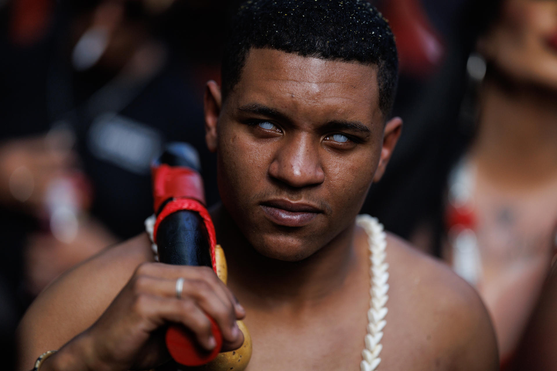 Una persona participa en una marcha en homenaje a Exu (deidad de la cultura Macumba brasileña) este domingo, en Sao Paulo (Brasil). EFE/ Isaac Fontana