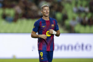 Fotografía de Jeon Heon-kyun en la que puede verse al delantero del Barcelona Robert Lewandowski, durante un partido de pretemporada disputado en Corea el pasado 4 de agosto. EFE