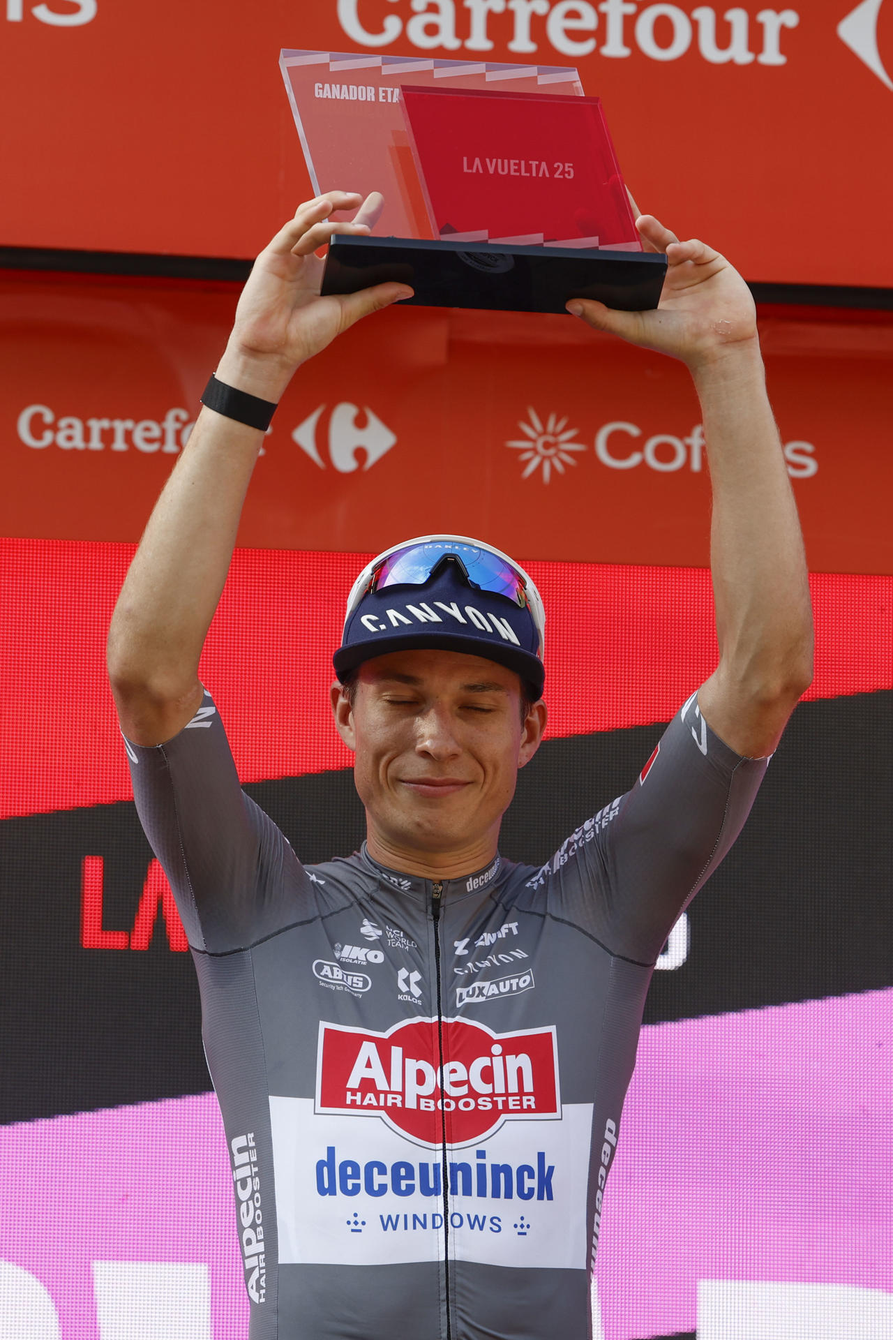 El belga Jasper Philipsen (Alpecin Deceuninck) celebra su victoria en la primera etapa de la Vuelta a España disputada este sábado entre Turín-Reggia Di Venaria y Novara, de 186,7 km. EFE/Javier Lizón