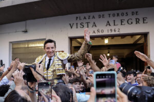 El diestro Diego Urdiales sale por la puerta grande, tras el festejo taurino celebrado este viernes correspondiente a la Semana Grande de Bilbao. EFE/Luis Tejido