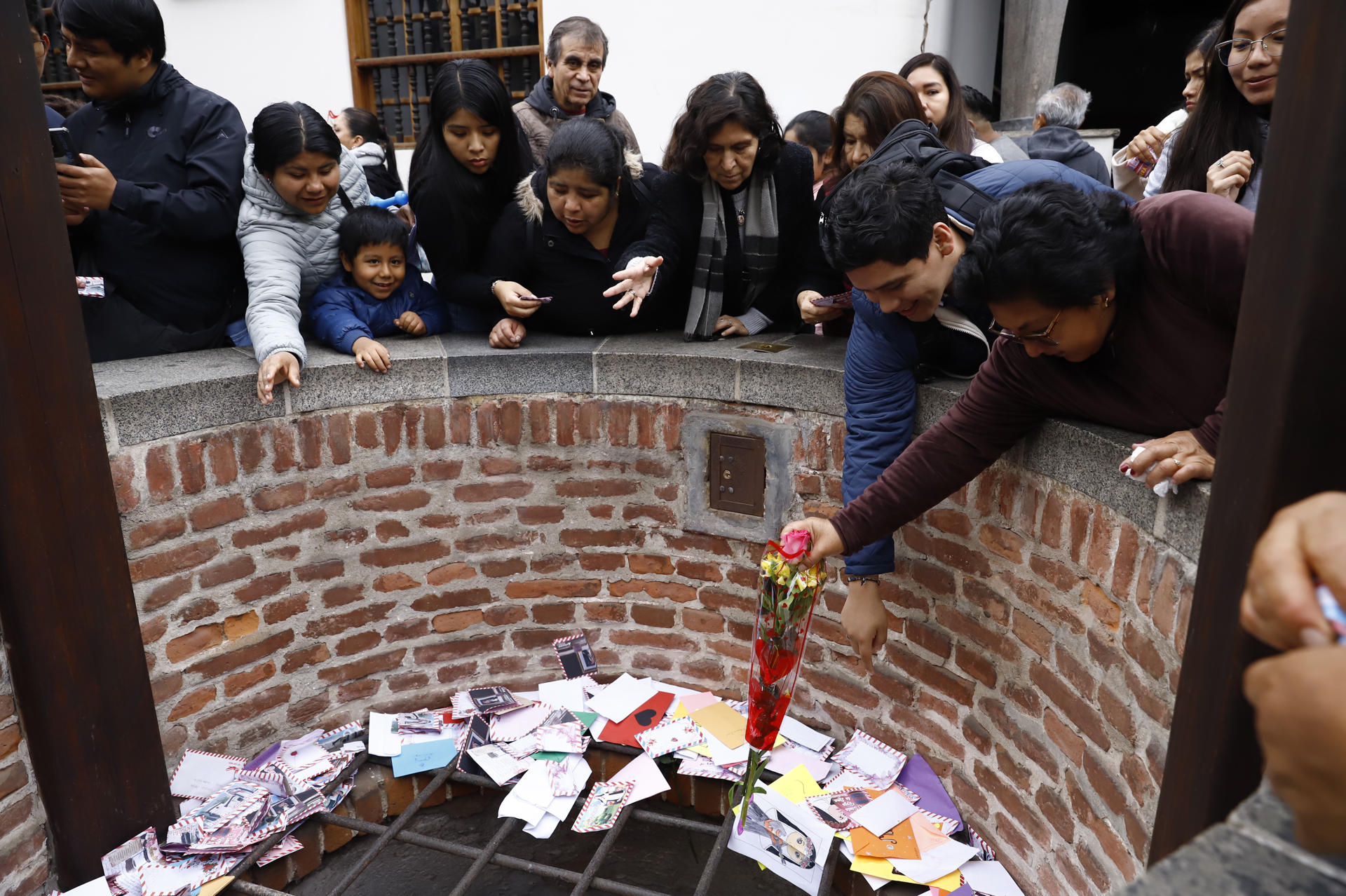 Devotos depositan cartas con deseos y plegarias en el pozo de los deseos del Santuario de Santa Rosa de Lima este sábado, en el centro histórico de Lima (Perú). EFE/Sebastian Blanco Salazar