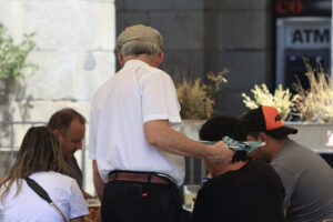 Imagen del pasado 10 de agosto en la que un camarero atiende a unos clientes en el centro de Madrid. EFE/ Pablo R.Seco