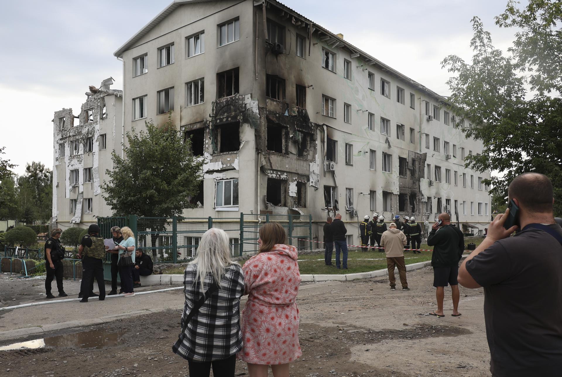 Daños provocados por el ataque ruso en Járkov. EFE/EPA/SERGEY KOZLOV