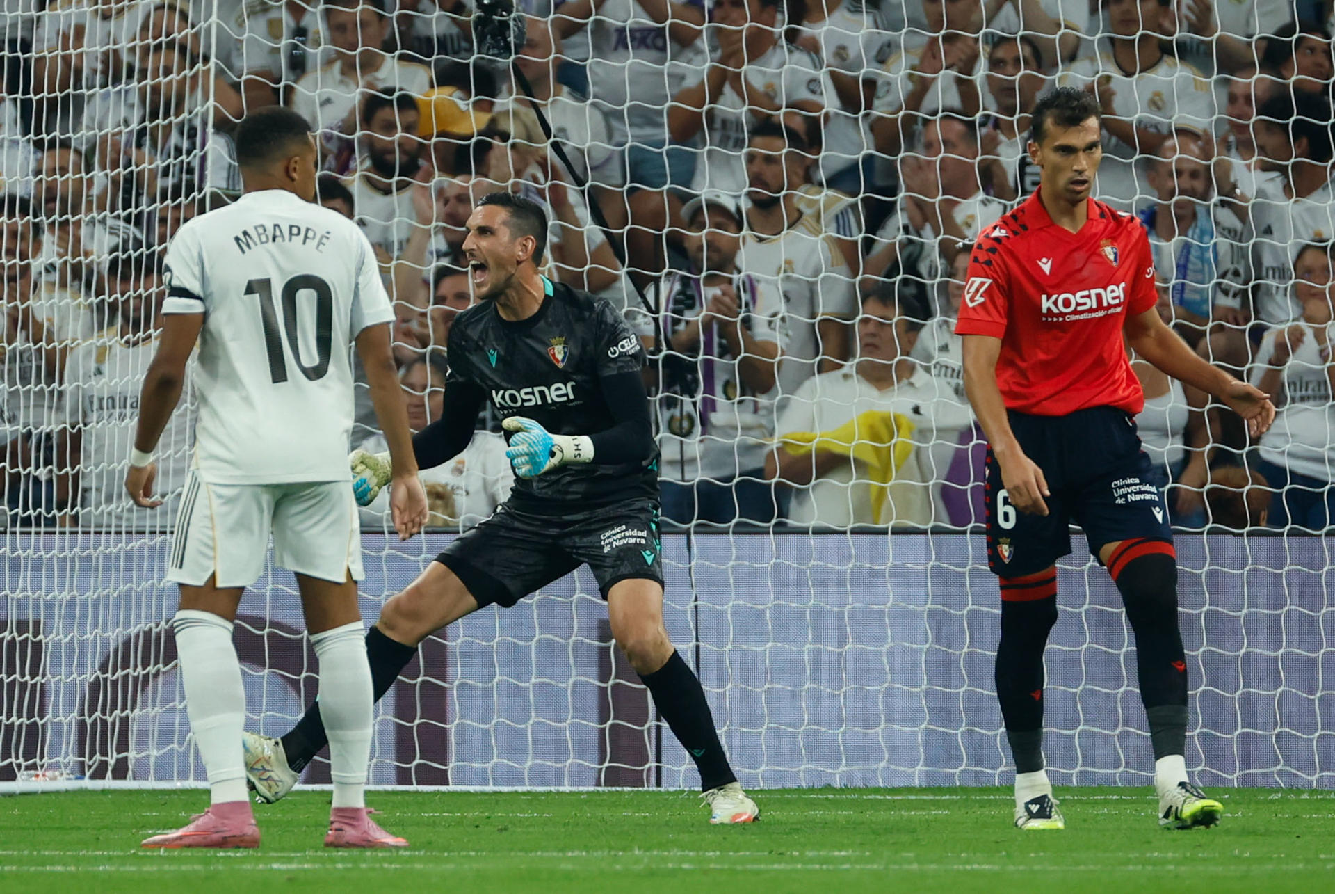 El guardameta de Osasuna Sergio Herrera (c) durante el partido de la primera jornada de LaLiga que Real Madrid y Atlético Osasuna disputaron en el estadio Santiago Bernabéu. EFE/Mariscal
