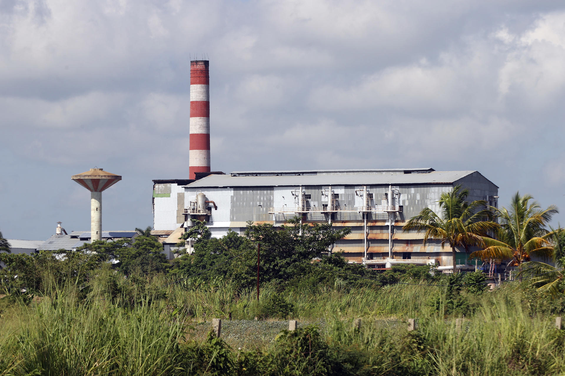 Fotografía de la Central Azucarero 30 de noviembre este miércoles, en la provincia de Artemisa (Cuba). EFE/ Ernesto Mastrascusa
