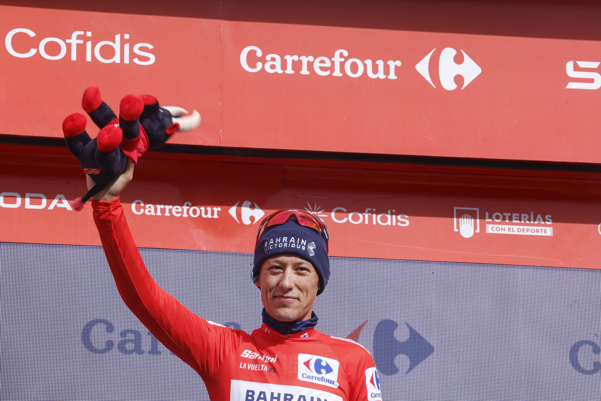 El ciclista noruego Torstein Træen, del Bahrain Victorious, luce este viernes el maillot rojo, de líder de la clasificación general de La Vuelta a España, tras la disputa de la séptima etapa de la prueba. EFE/ Javier Lizon