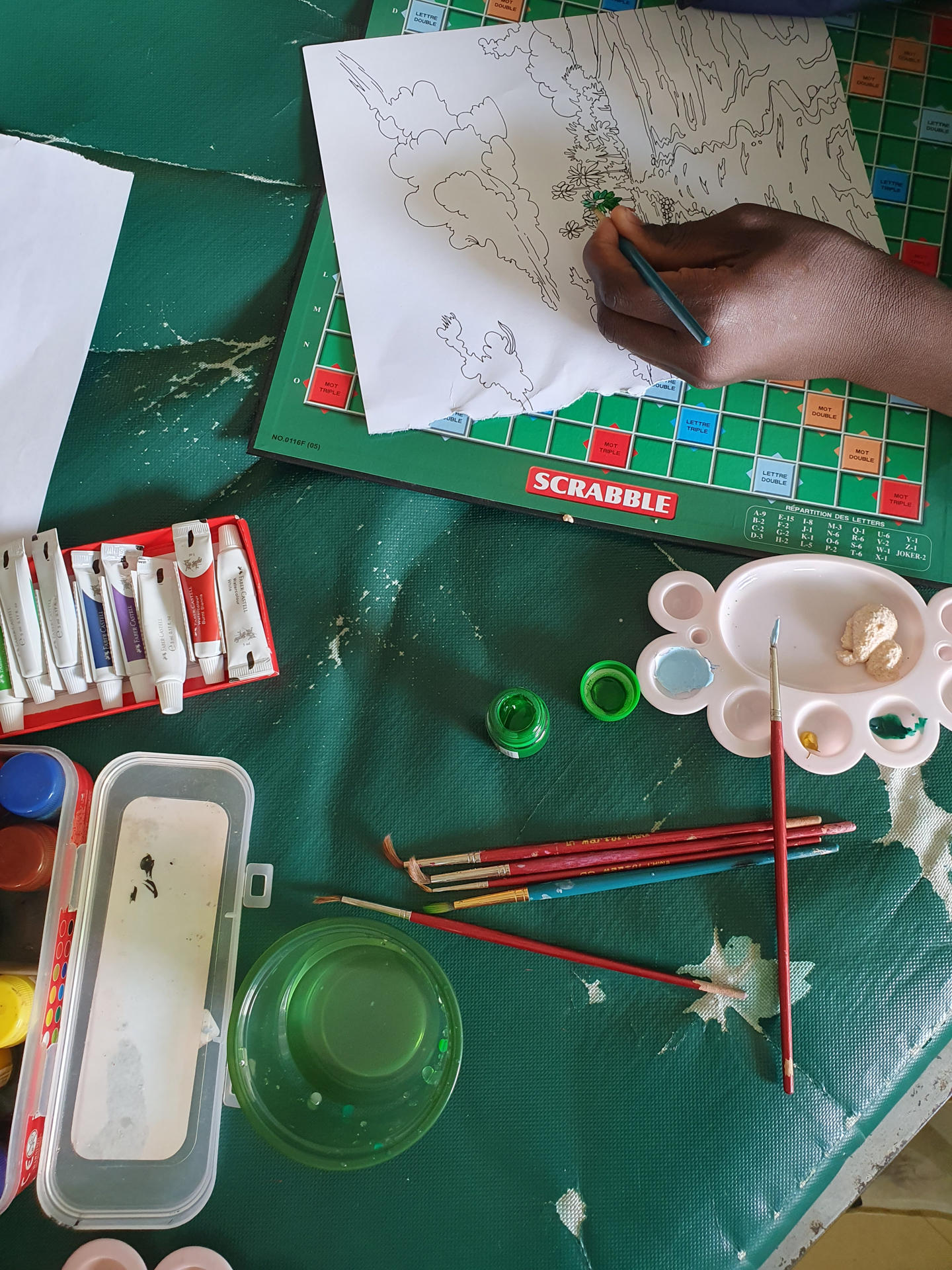 Desde hace semanas, un grupo de jóvenes organizados bajo el nombre Kuna Dawa (Hay medicina, en suajili) visitan en el hospital a las víctimas que sufrieron disparos durante las masivas protestas recientes en Kenia y les llevan desde cepillos de dientes hasta cuadernos para pintar. EFE/ Colectivo Kuna Dawa // SOLO USO EDITORIAL/SOLO DISPONIBLE PARA ILUSTRAR LA NOTICIA QUE ACOMPAÑA (CRÉDITO OBLIGATORIO)