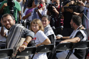 Las activistas sueca Greta Thunberg (i) y alemana Yasemin Acar (2d) junto a los miembros de la organización de la Flotilla Global Sumud Thiago Avila (i) y Saif Abukeshek (d) asisten a la rueda de prensa organizada por la flotilla Global Sumud dentro de los actos organizados antes de la salida de la Flotilla Global Sumud este domingo desde Barcelona y con destino a Gaza, en una acción solidaria con el pueblo palestino en la que participan entidades de 44 países. EFE/ Toni Albir