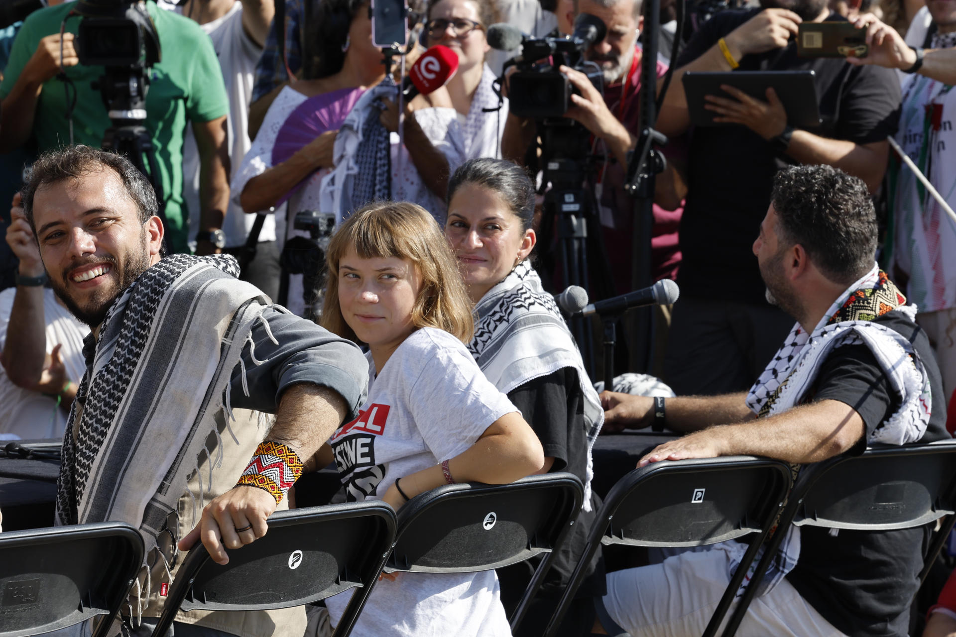 Las activistas sueca Greta Thunberg (i) y alemana Yasemin Acar (2d) junto a los miembros de la organización de la Flotilla Global Sumud Thiago Avila (i) y Saif Abukeshek (d) asisten a la rueda de prensa organizada por la flotilla Global Sumud dentro de los actos organizados antes de la salida de la Flotilla Global Sumud este domingo desde Barcelona y con destino a Gaza, en una acción solidaria con el pueblo palestino en la que participan entidades de 44 países. EFE/ Toni Albir