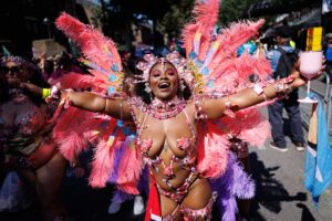 Un participante disfrazado actúa durante el desfile de adultos del Notting Hill Carnival en Londres, Reino Unido, 25 de agosto de 2025. El Notting Hill Carnival es el carnaval callejero más grande de Europa y es una celebración liderada por la comunidad de la historia y la cultura caribeñas. Celebrando su 59º año, el evento se lleva a cabo el 24 y 25 de agosto de 2025. (Reino Unido, Londres) EFE/EPA/TOLGA AKMEN