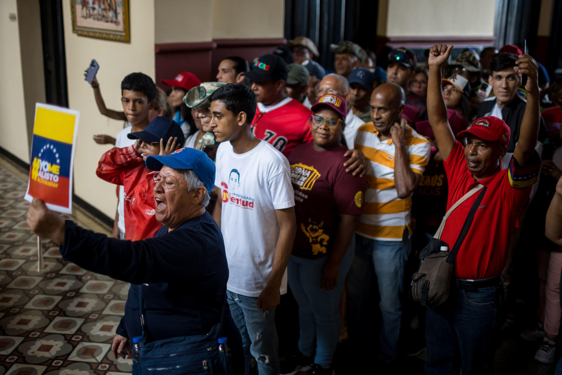 Personas rinden honores al fallecido presidente Hugo Chávez este sábado, en Caracas (Venezuela). EFE/ Miguel Gutiérrez