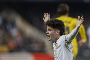 El centrocampista del Valencia CF, Fran Pérez, durante el partido de la jornada 17 de LaLiga EA Sports que Valencia CF y FC Barcelona disputaron el 16 de febrero de 2023 en el estadio de Mestalla, en Valencia. Foto de archivo de: Kai Forsterling/EFE
