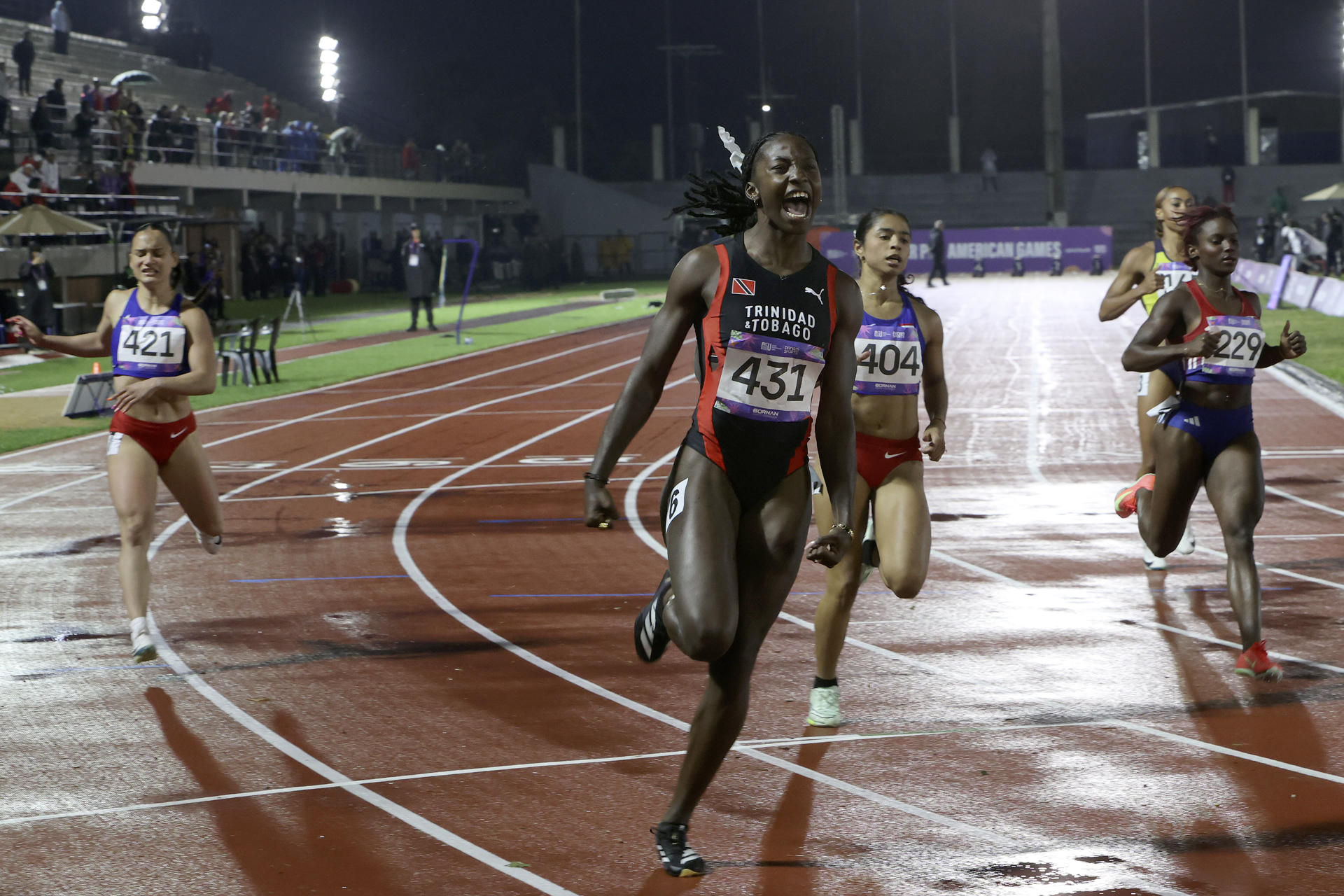 Shaniqua Bascombe (c), de Trinidad y Tobago, ganó la medalla de oro los 100 metros planos, en los II Juegos Panamericanos Junior en Luque (Paraguay). EFE/Rodrigo Sepúlveda
