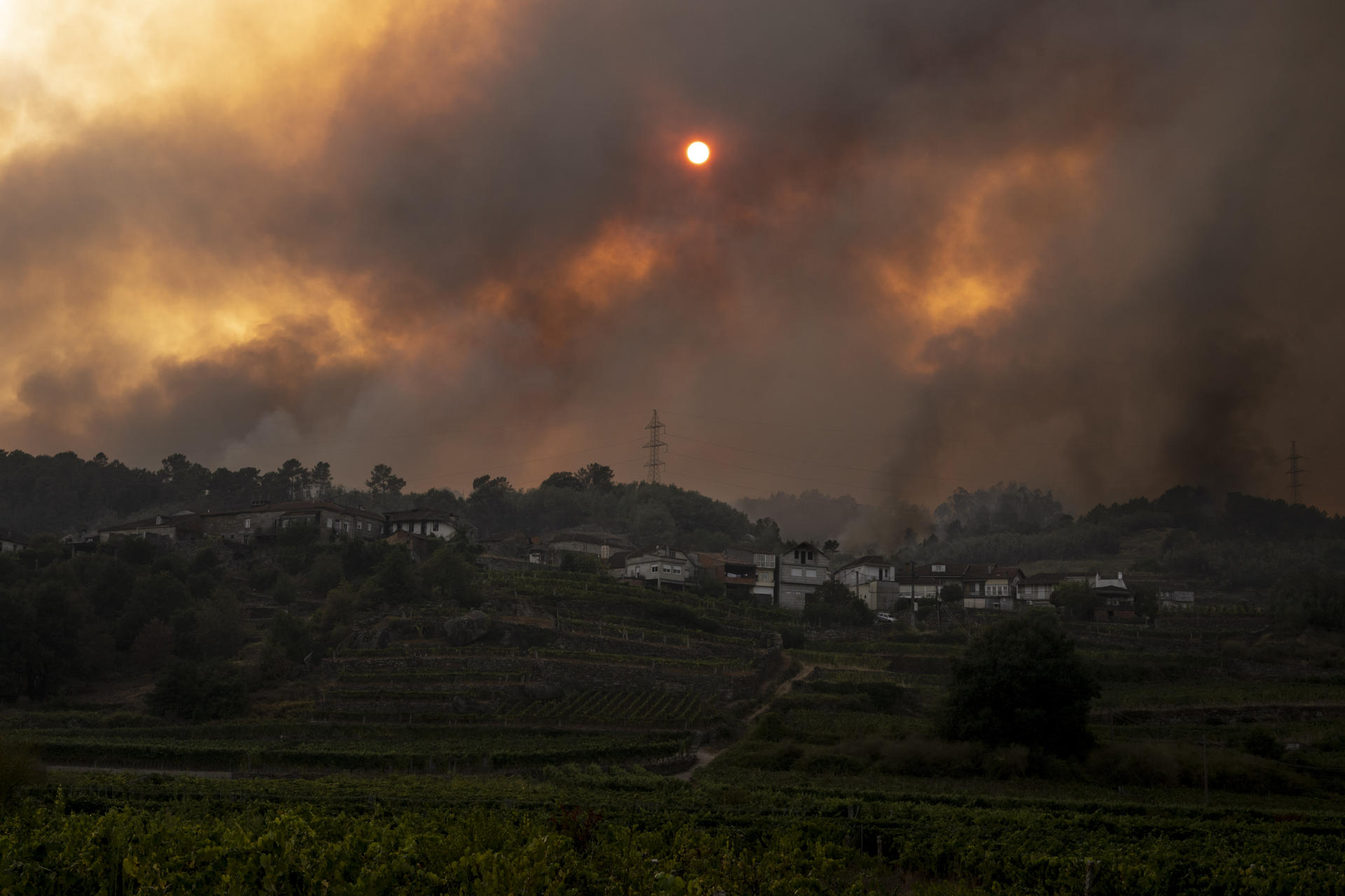 Vista del incendio forestal este sábado, en Beade (Ourense). EFE/ Brais Lorenzo