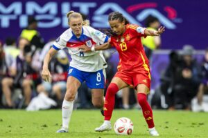 La española Vicky López (D), candidata al trofeo Kopa, pugna con la inglesa Georgia Stanway, durante la final de la pasada Eurocopa. EFE/EPA/MICHAEL BUHOLZER