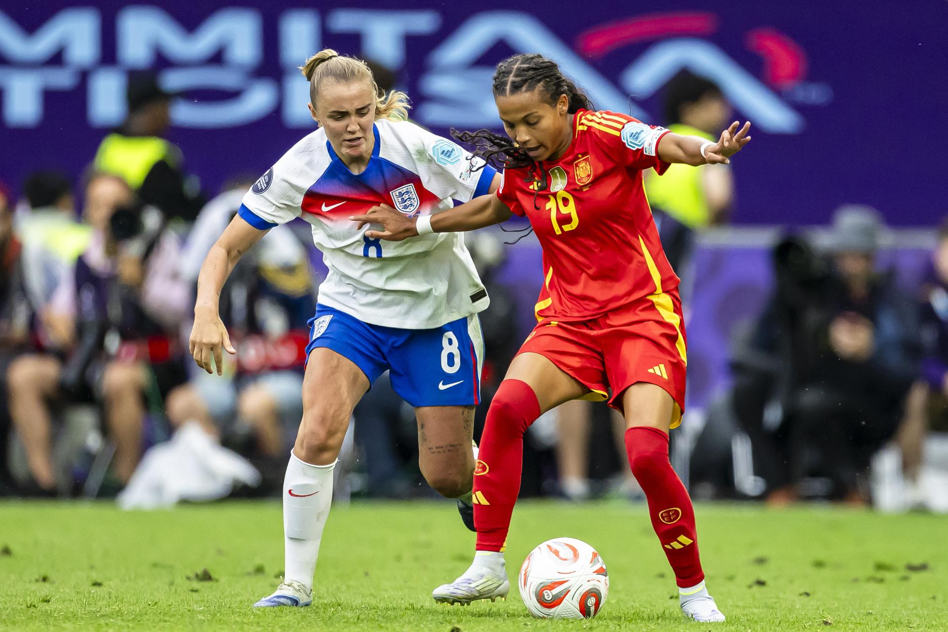 La española Vicky López (D), candidata al trofeo Kopa, pugna con la inglesa Georgia Stanway, durante la final de la pasada Eurocopa. EFE/EPA/MICHAEL BUHOLZER
