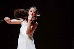 La violinista española María Dueñas debuta en el Festival Internacional de Edimburgo junto al pianista ruso Alexander Malofeev, en una edición marcada por la proyección global del certamen y la presencia creciente de artistas hispanoamericanos. "Es una alegría muy grande y un honor", dijo a EFE la granadina de 22 años antes de su ensayo en The Queen’s Hall, en Edimburgo.EFE/ Tam Lan Truong Festival De Edimburgo SOLO USO EDITORIAL SOLO DISPONIBLE PARA ILUSTRAR LA NOTICIA QUE ACOMPAÑA (CRÉDITO OBLIGATORIO)