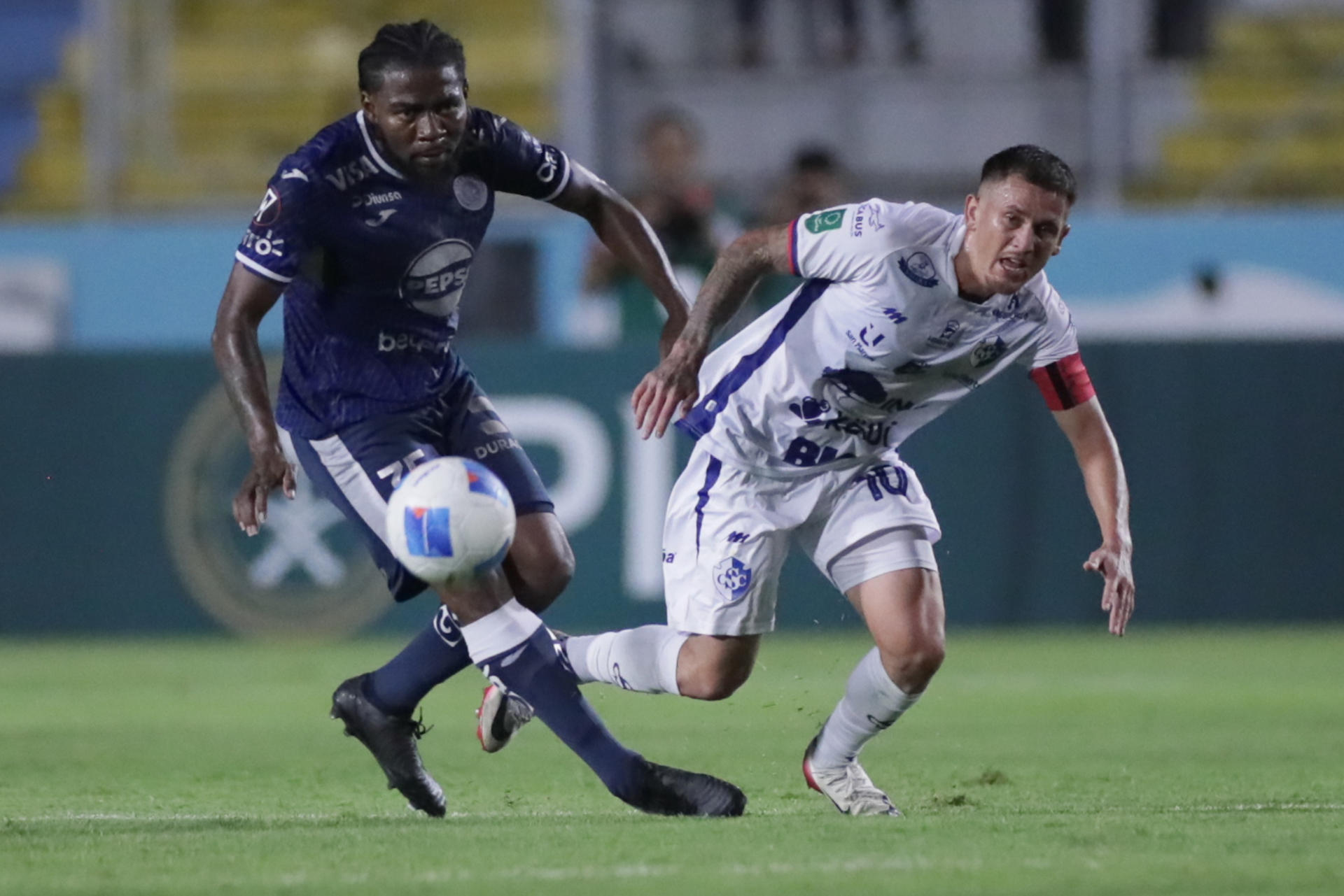 Cristopher Meléndez (i) de Motagua disputa el balón con Cristopher Núñez de Cartaginés este jueves, durante un partido de la Copa Centroamericana de Concacaf entre Motagua y Cartaginés en el estadio Chelato Ucles, en Tegucigalpa (Honduras). EFE/ Gustavo Amador
