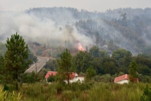 El humo se eleva durante un incendio en Aldeia de Piodao, Arganil, Portugal. EFE/EPA/MIGUEL PEREIRA DA SILVA