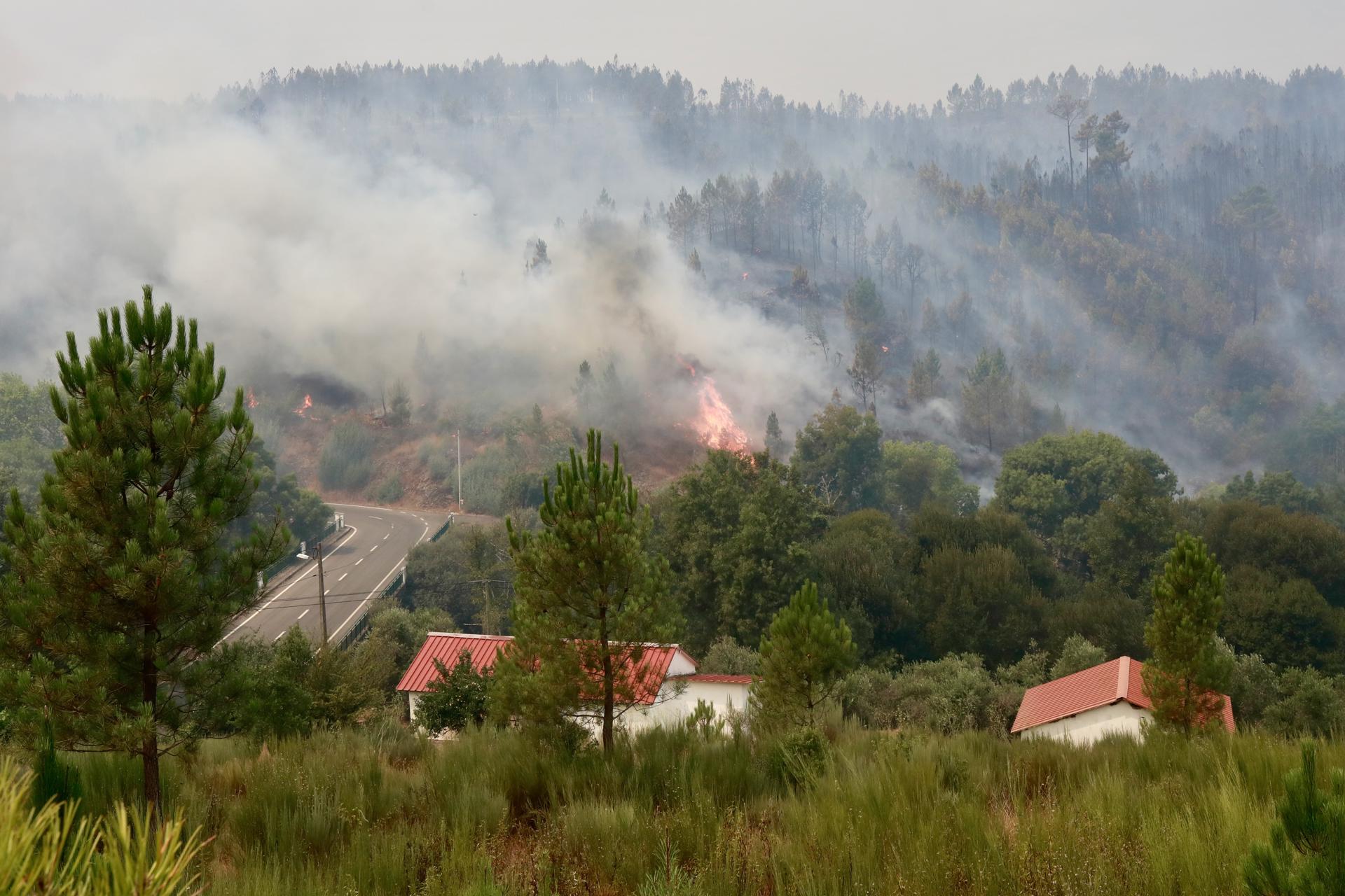 El humo se eleva durante un incendio en Aldeia de Piodao, Arganil, Portugal. EFE/EPA/MIGUEL PEREIRA DA SILVA
