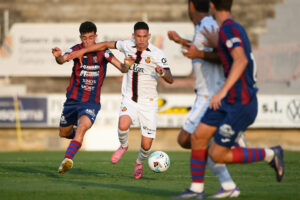 El centrocampista colombiano del RCD Mallorca Daniel Luna (2i) se escapa del defensa de la UD Poblense, durante el partido amistoso de fútbol que UD Poblense y RCD Mallorca disputan este miércoles en Sa Pobla. EFE/MIQUEL A. BORRÀS