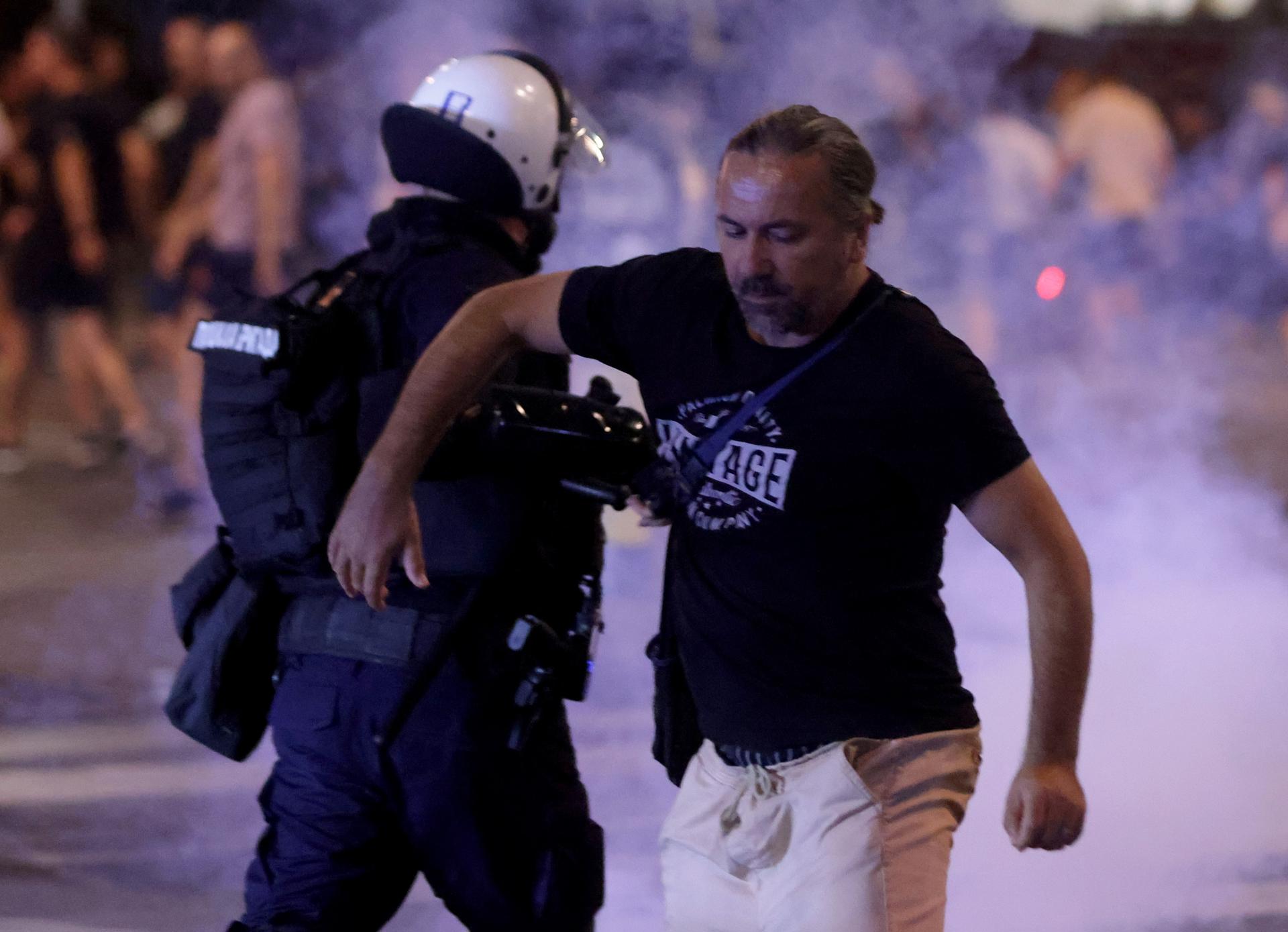 Un policía antidisturbios empuja a un manifestante durante una protesta antigubernamental en Belgrado, Serbia, 16 de agosto de 2025. EFE/EPA/ANDREJ CUKIC

