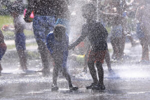 Un grupo de niños se refresca en los chorros de agua de Madrid Río este martes. EFE/ Pablo R. Seco