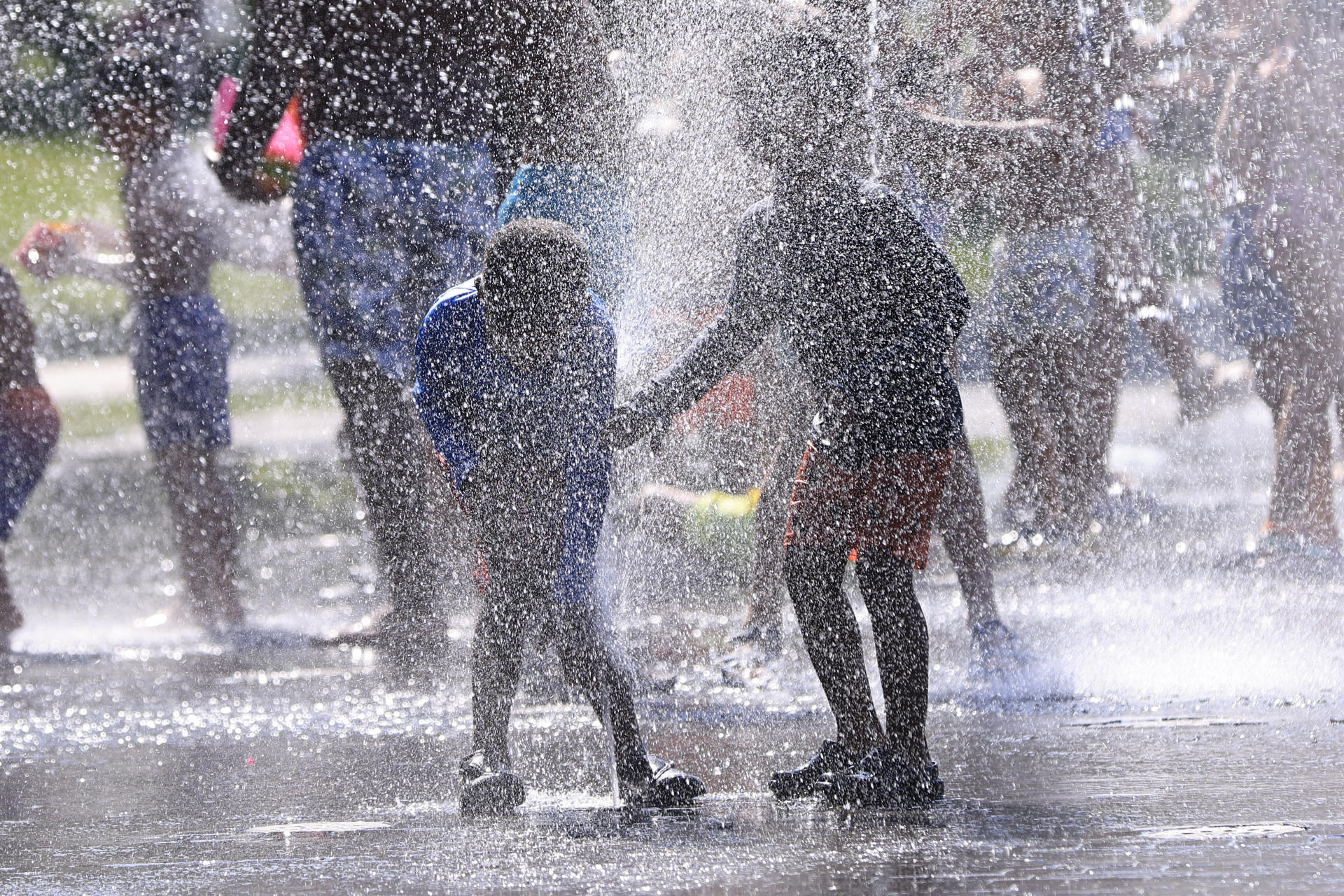 Un grupo de niños se refresca en los chorros de agua de Madrid Río este martes. EFE/ Pablo R. Seco