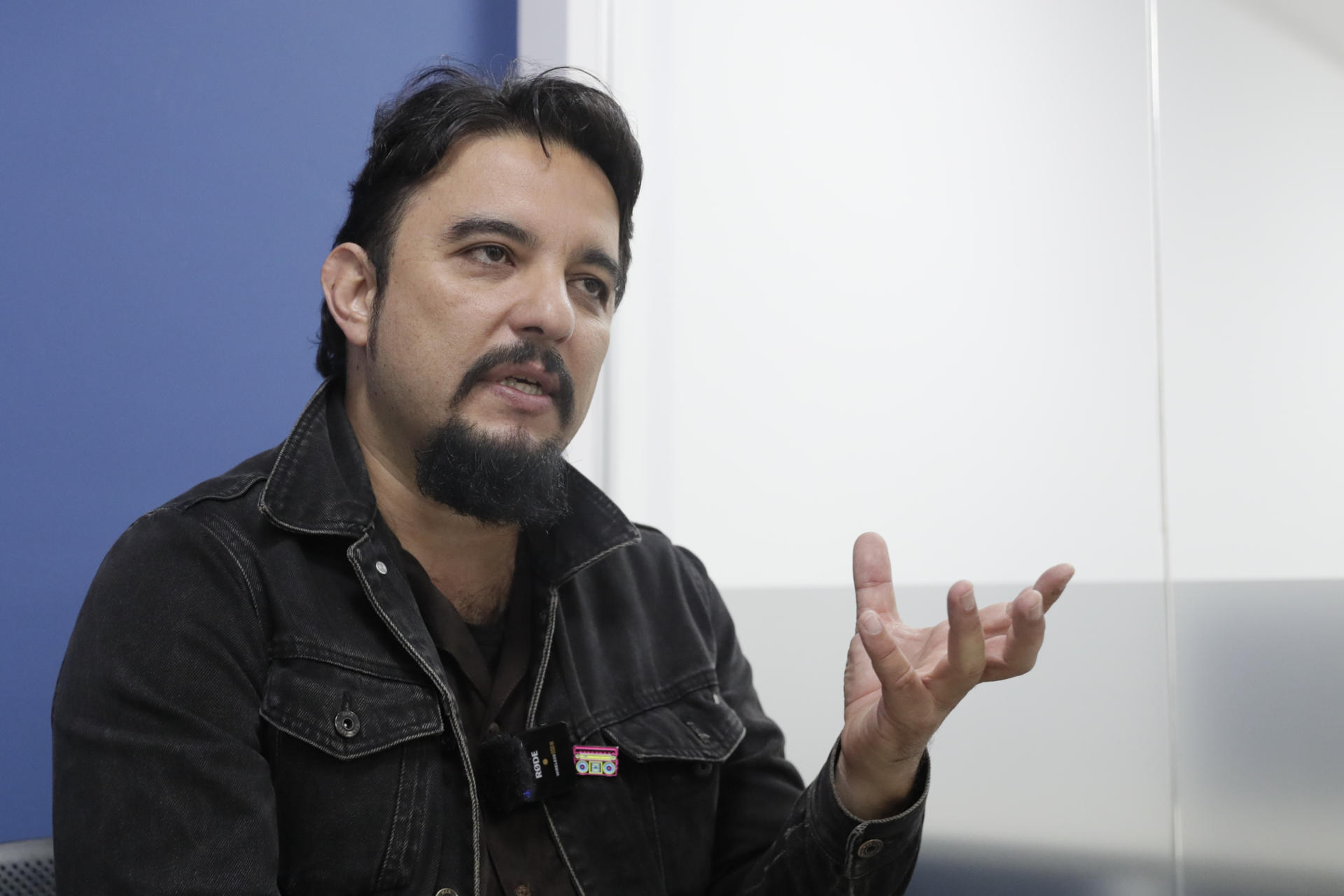 Fotografía del 8 de agosto de 2025 del cineasta colombiano David Gaona hablando durante una entrevista con EFE en Bogotá (Colombia). EFE/ Carlos Ortega
