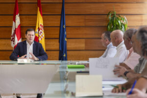 El presidente de la Junta, Alfonso Fernández Mañueco, mantiene una reunión de trabajo con los representantes de las Organizaciones Profesionales Agrarias para abordar las medidas de recuperación de las zonas afectadas por los incendios. EFE/ R. Valtero