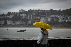 Una mujer observa el mar este miércoles en San Sebastián. Los cielos del País Vasco se presentan hoy nubosos, caerán chubascos débiles, que en la vertiente cantábrica podrían ser fuertes y tormentosos, las temperaturas mínimas se mantendrán estables o bajarán ligeramente y el viento soplará flojo a moderado del oeste, y se fijará durante la mañana a noroeste. EFE/Javier Etxezarreta