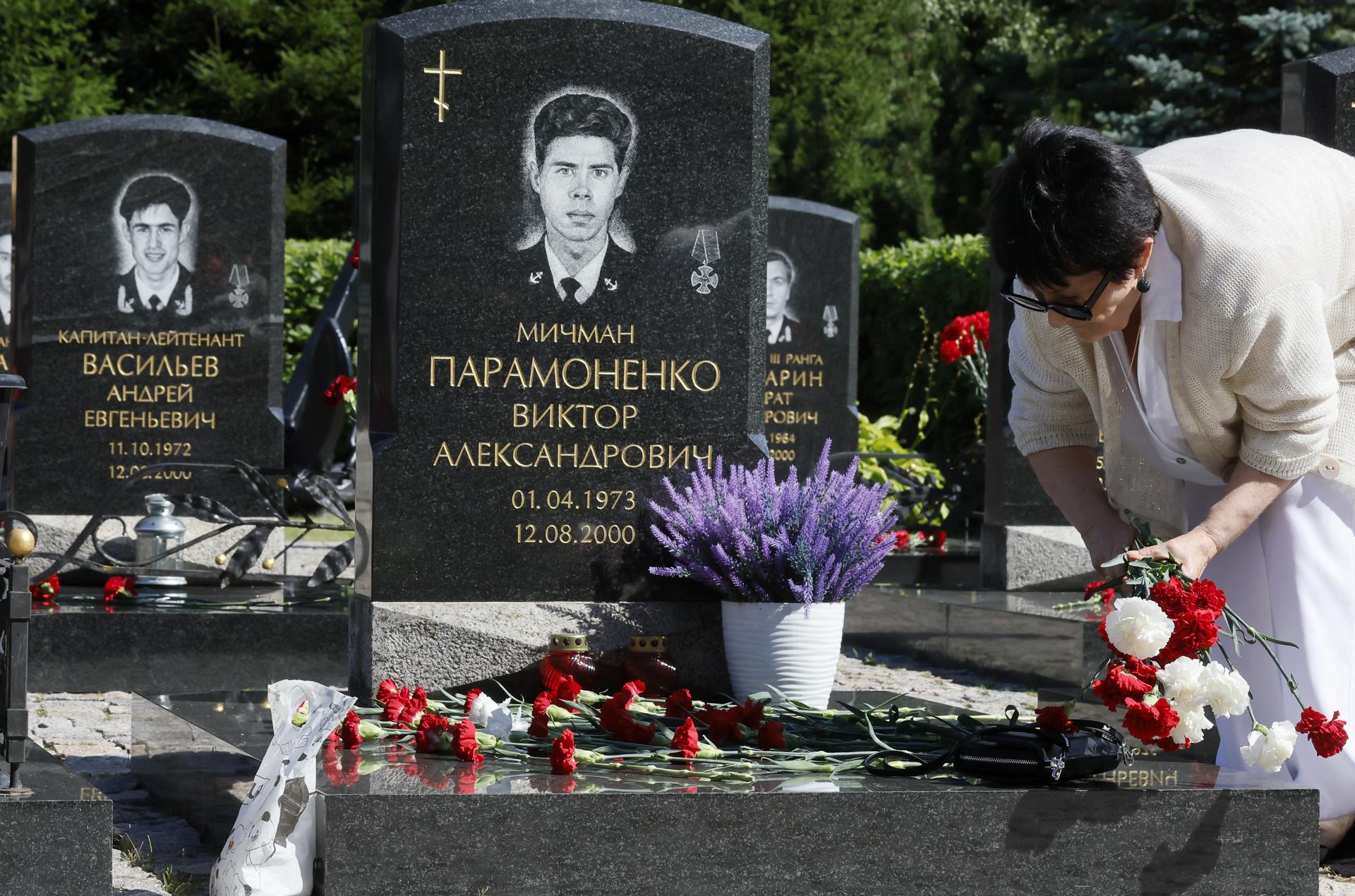 Familiares de la tripulación fallecida del submarino nuclear Kursk visitan el cementerio de Serafimovskoye durante la ceremonia conmemorativa del 25 aniversario de la tragedia del submarino Kursk, en San Petersburgo, Rusia, el 12 de agosto de 2025. El submarino nuclear 'Kursk' se hundió en el mar de Barents, cobrándose la vida de 118 marineros el 12 de agosto de 2000.(Rusia, San Petersburgo) EFE/EPA/ANATOLY MALTSEV
