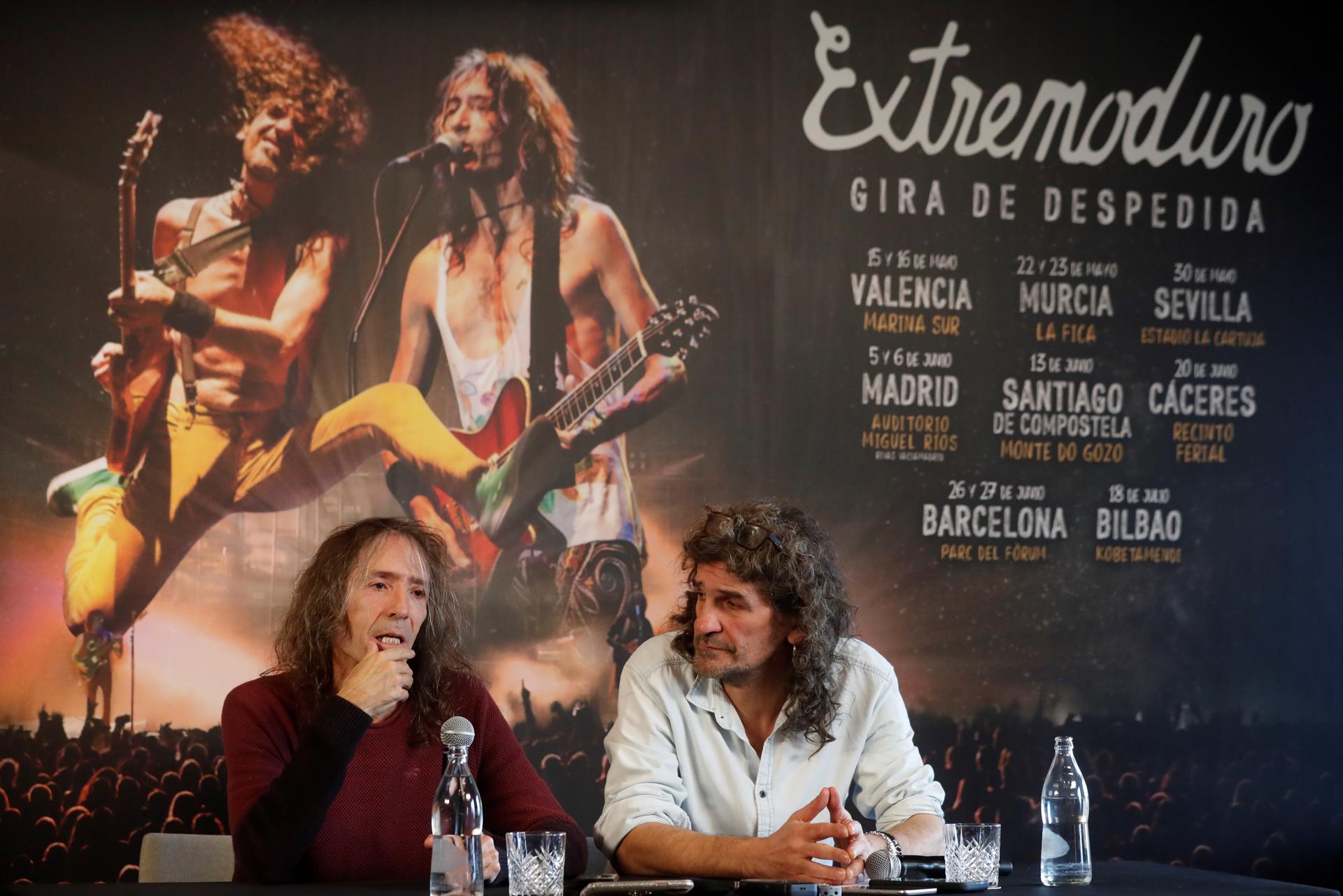 Imagen de archivo de los líderes de Extremoduro, Robe Iniesta (i) e Iñaki Antón. EFE/J.J. Guillén