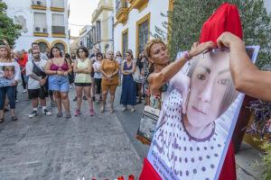 Imagen del 01/08/2023.- Vecinos de la localidad sevillana de Utrera, junto a inmigrantes nicaragüenses y de otros países latinoamericanos, en una concentración ante el ayuntamiento de la localidad sevillana, en memoria de Erica Vanessa Reyes Álvarez, la joven nicaragüense de 22 años asesinada en la localidad. EFE/ Raúl Caro