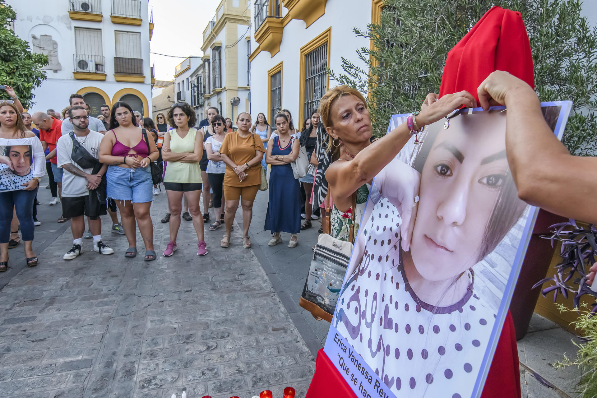Imagen del 01/08/2023.- Vecinos de la localidad sevillana de Utrera, junto a inmigrantes nicaragüenses y de otros países latinoamericanos, en una concentración ante el ayuntamiento de la localidad sevillana, en memoria de Erica Vanessa Reyes Álvarez, la joven nicaragüense de 22 años asesinada en la localidad. EFE/ Raúl Caro
