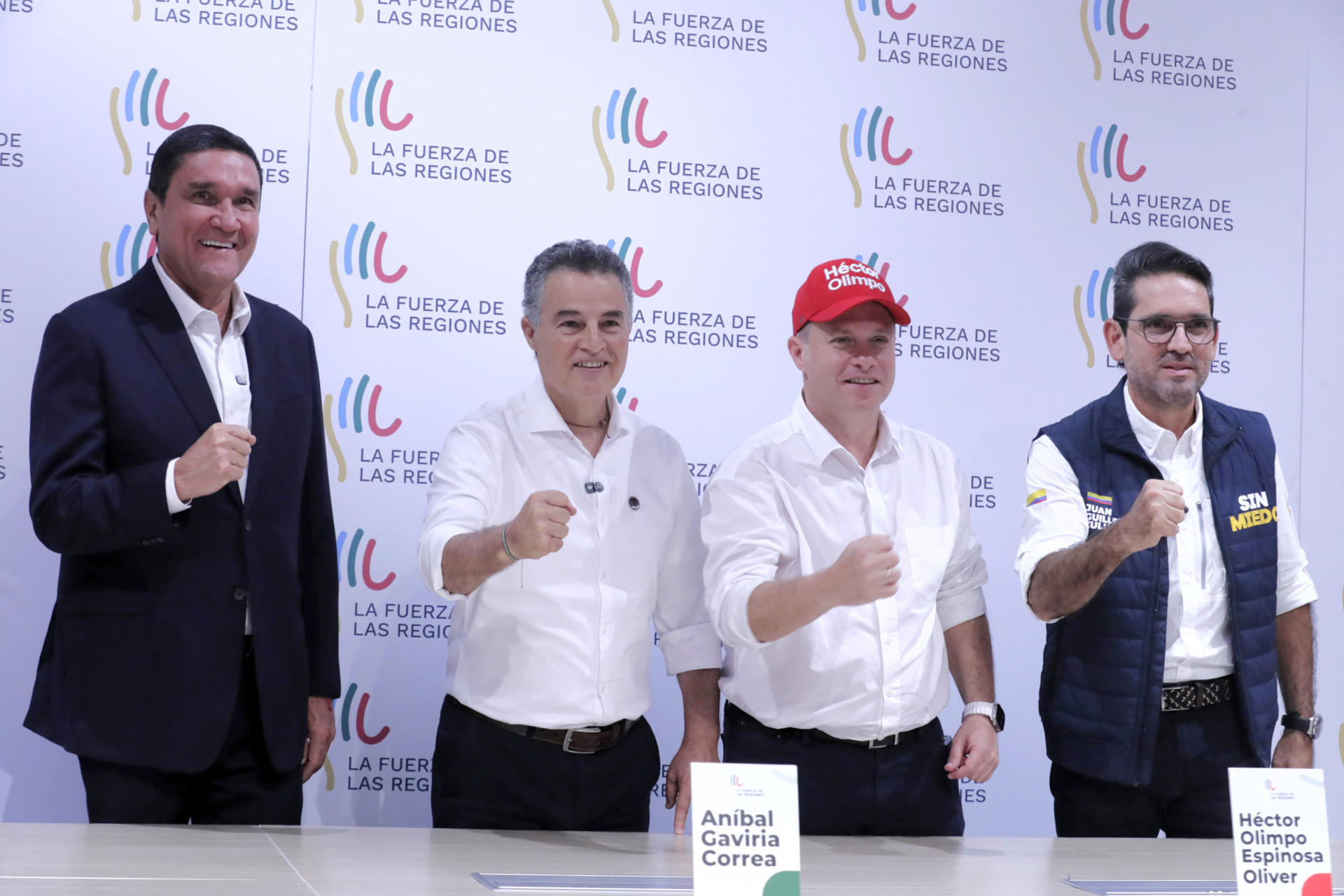 De izquierda a derecha el exalcalde de Bucaramanga, Juan Carlos Cárdenas; el exgobernedor de Antioquia, Aníbal Gaviria; el exgobernador de Sucre, Héctor Olimpo Espinoza, y el exgobernador de el Meta, Juan Guillermo Zuluaga posan durante la inscripción de sus candidaturas a la presidencia de Colombia en la Registraduría Nacional de Estado Civil este lunes, en Bogotá (Colombia).EFE/ Carlos Ortega
