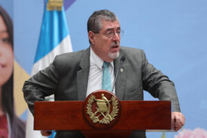 El presidente de Guatemala, Bernardo Arévalo de León, asiste a una rueda de prensa este lunes, en el Palacio Nacional de la Cultura en la Ciudad de Guatemala (Guatemala). EFE/ Mariano Macz