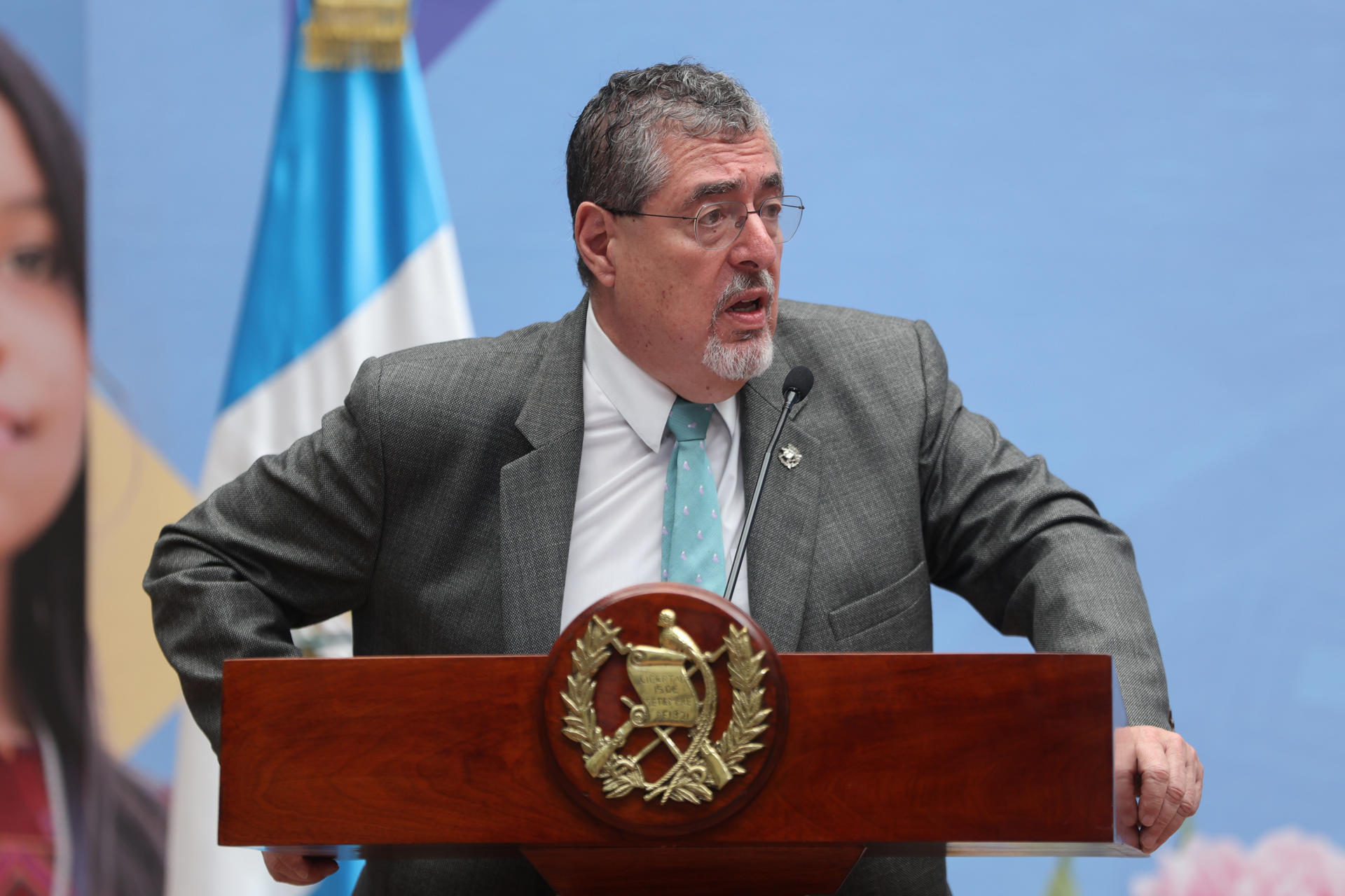 El presidente de Guatemala, Bernardo Arévalo de León, asiste a una rueda de prensa este lunes, en el Palacio Nacional de la Cultura en la Ciudad de Guatemala (Guatemala). EFE/ Mariano Macz