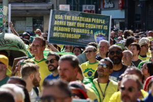 Simpatizantes del expresidente de Brasil Jair Bolsonaro participan en una manifestación en apoyo al exmandatario este domingo, en la avenida Paulista en Sao Paulo (Brasil). EFE/ Sebastiao Moreira