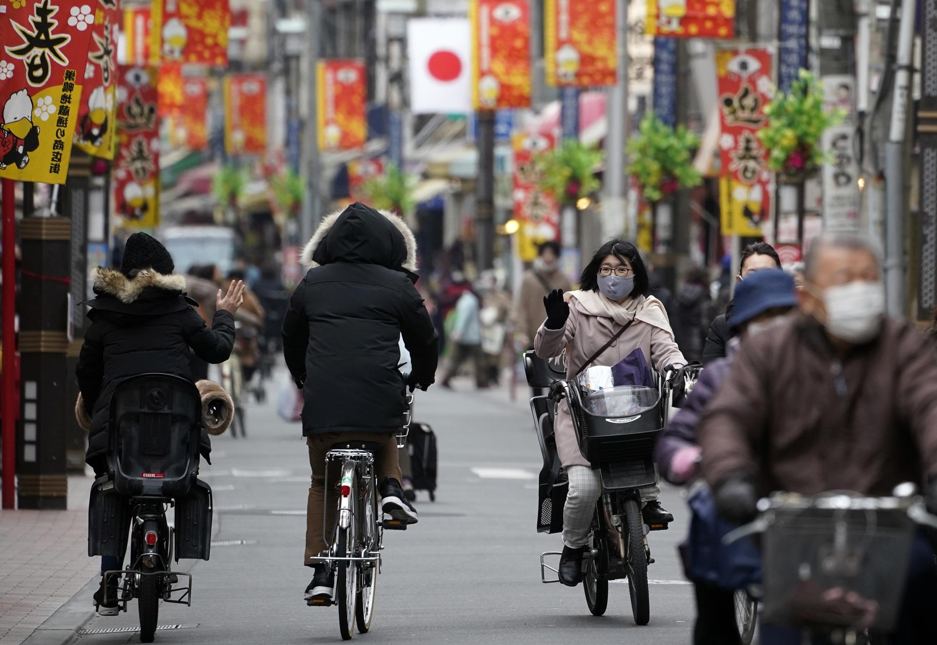 Imagen de archivo de una calle comercial de Tokio.EFE/EPA/FRANCK ROBICHON