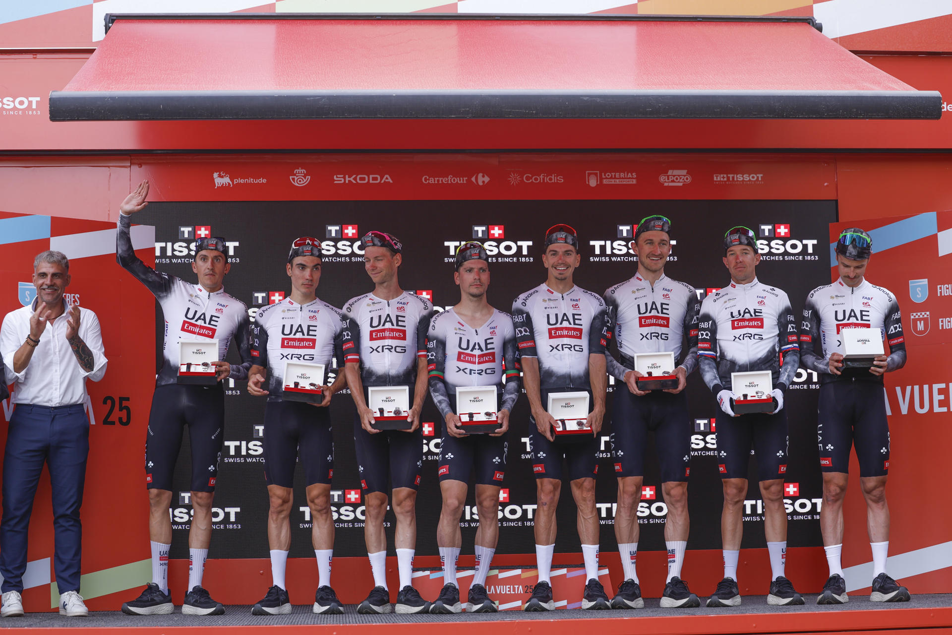 Los ciclistas del equipo UAE Emirates en el podio tras su victoria en la quinta etapa de la Vuelta a España, una contrarreloj por equipos de 24,1 kilómetros con salida y llegada en Figueres. EFE/ Javier Lizón